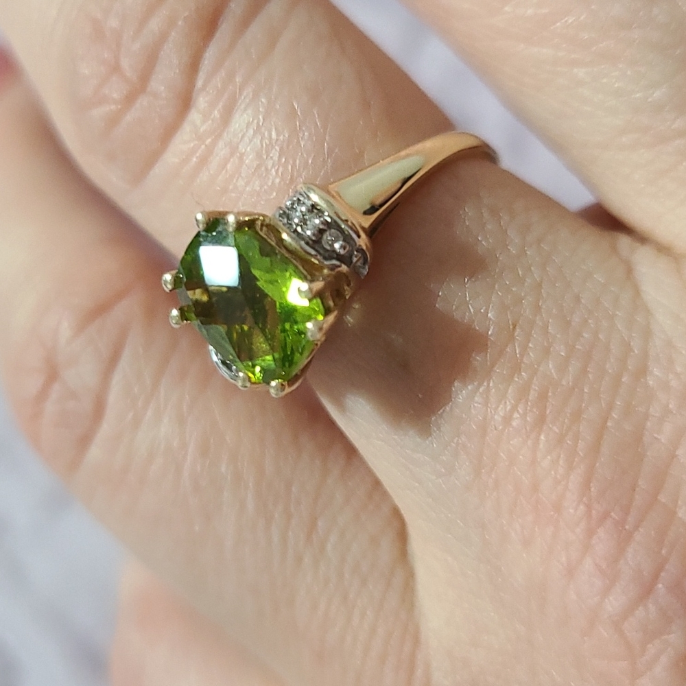 Gold ring ,diamonds and peridot.